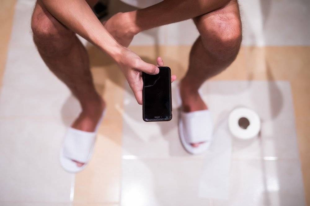 Telefonla tuvalete girmek sadece hemoroide neden olmuyor: 6 sağlık sorununu daha beraberinde getiriyor! 7