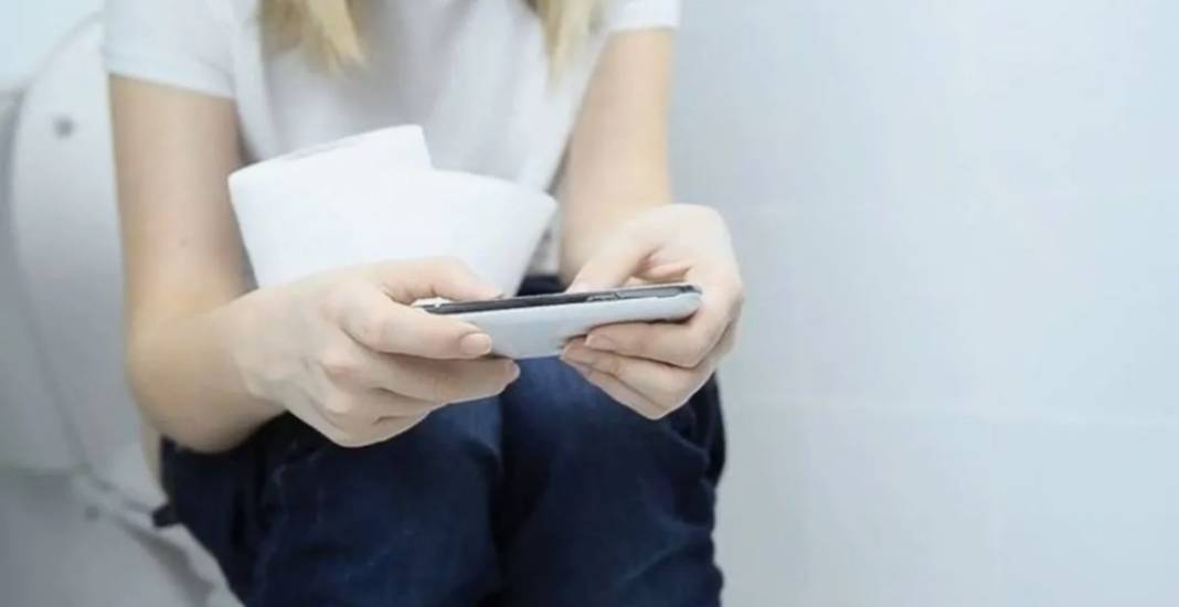 Telefonla tuvalete girmek sadece hemoroide neden olmuyor: 6 sağlık sorununu daha beraberinde getiriyor! 6