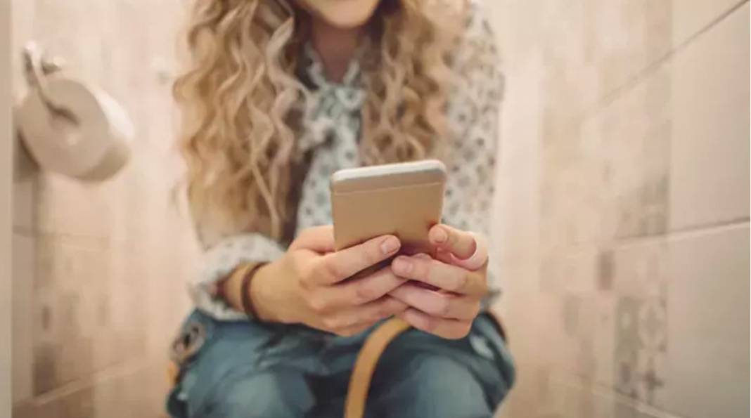 Telefonla tuvalete girmek sadece hemoroide neden olmuyor: 6 sağlık sorununu daha beraberinde getiriyor! 3
