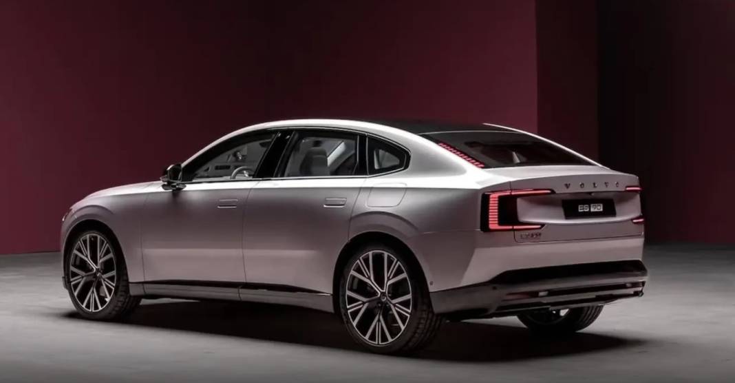 Volvo ES90 resmen üretimde! 5 metrelik lüks, 700 km menzille geliyor! 2