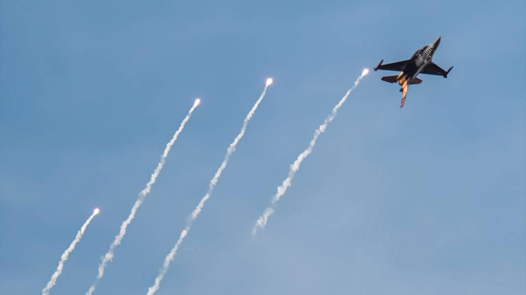 Anıtkabir üzerinde uçtular! SOLOTÜRK’ten Cumhuriyet’in 102. yılına özel nefes kesen gösteri 6