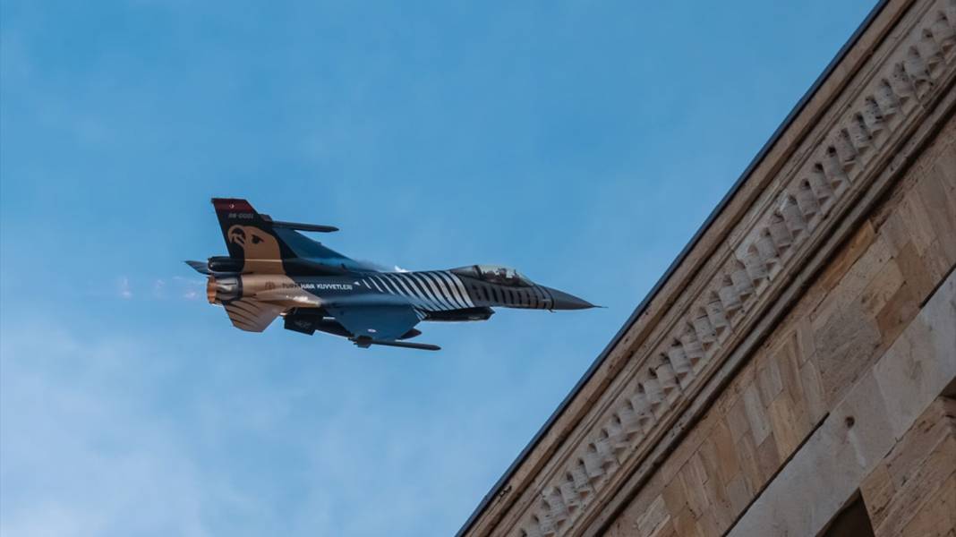 Anıtkabir üzerinde uçtular! SOLOTÜRK’ten Cumhuriyet’in 102. yılına özel nefes kesen gösteri 4