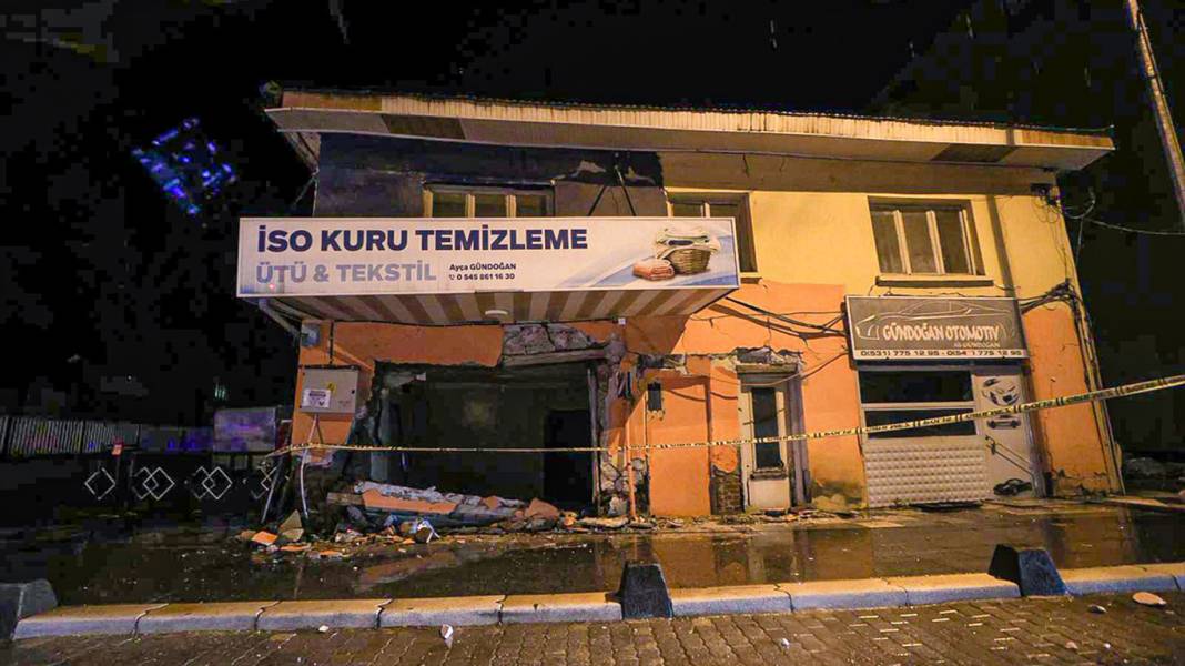 Gün aydınlandı 6.1 büyüklüğündeki depremin hasarı ortaya çıktı: İşte Sındırgı'da son durum 5