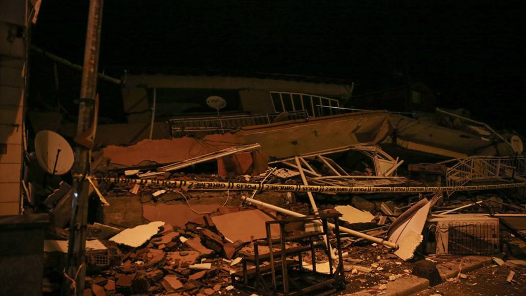 Gün aydınlandı 6.1 büyüklüğündeki depremin hasarı ortaya çıktı: İşte Sındırgı'da son durum 7