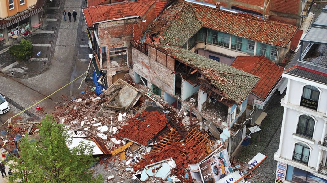 Gün aydınlandı 6.1 büyüklüğündeki depremin hasarı ortaya çıktı: İşte Sındırgı'da son durum 1