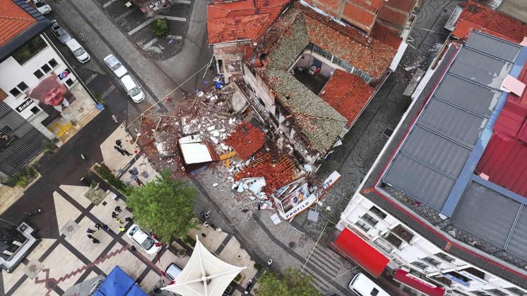 Gün aydınlandı 6.1 büyüklüğündeki depremin hasarı ortaya çıktı: İşte Sındırgı'da son durum 2