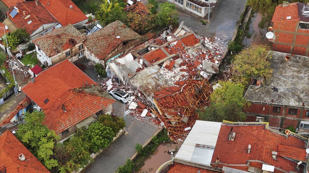 Gün aydınlandı 6.1 büyüklüğündeki depremin hasarı ortaya çıktı: İşte Sındırgı'da son durum 3