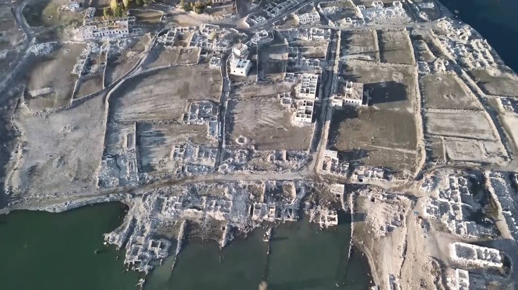 Karakurt Barajı’nda su seviyesi düştü: Eski köy kalıntıları gün yüzüne çıktı 2