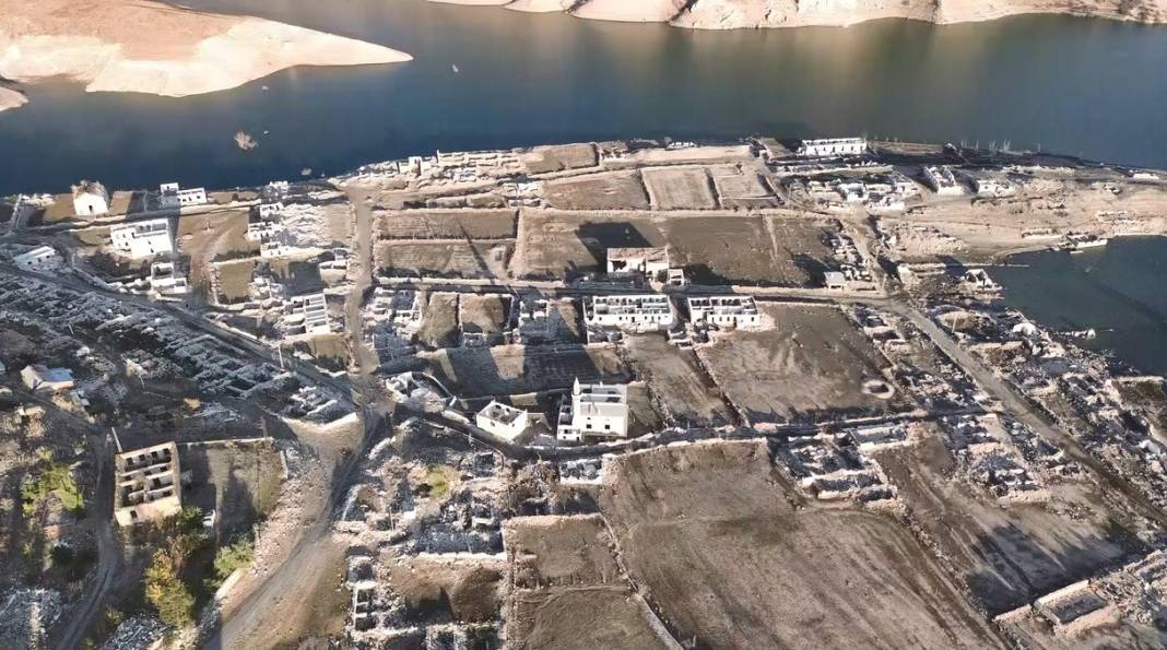 Karakurt Barajı’nda su seviyesi düştü: Eski köy kalıntıları gün yüzüne çıktı 3