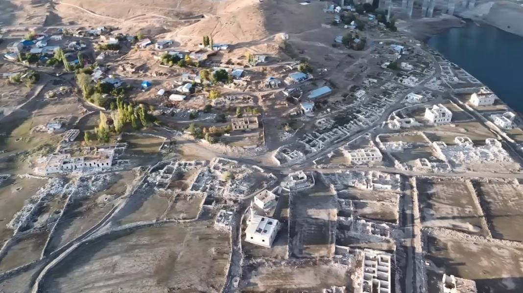 Karakurt Barajı’nda su seviyesi düştü: Eski köy kalıntıları gün yüzüne çıktı 4