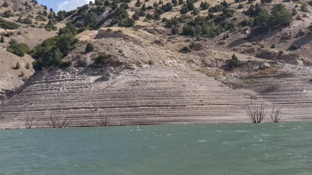 Karakurt Barajı’nda su seviyesi düştü: Eski köy kalıntıları gün yüzüne çıktı 1