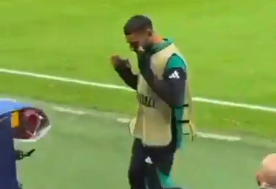 Salah’tan Galatasaray tribünlerine beklenmedik hareket! O anlar kameraya böyle yansıdı 5