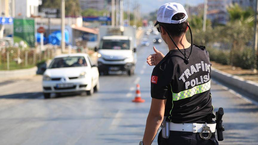 Trafikte yeni dönem geliyor: Hız ve kırmızı ışık ihlaline ağır ceza! Sürücü belgeleri geri alınacak 6