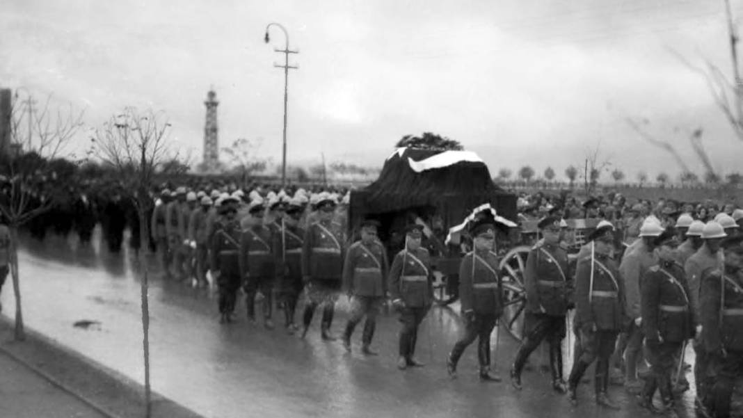 Arşivden çıkan kareler duygulandırdı: Atatürk’ün son yolculuğu adım adım görüntülendi 28