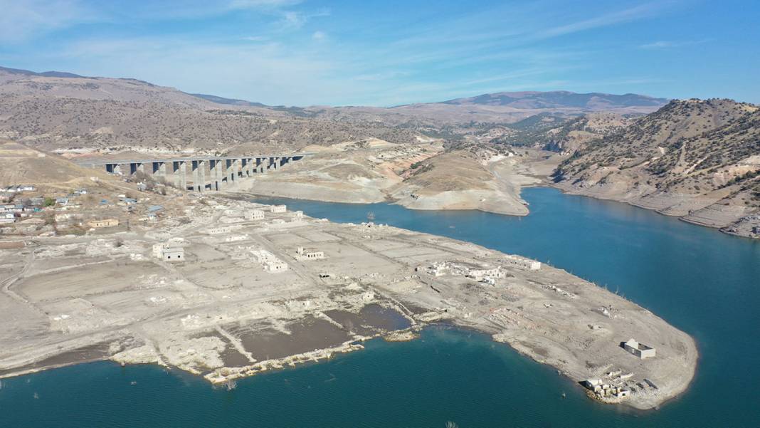 Baraj çekildi, tarihi yapılar gün yüzüne çıktı 5