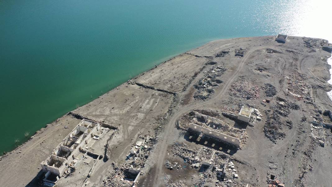 Baraj çekildi, tarihi yapılar gün yüzüne çıktı 3