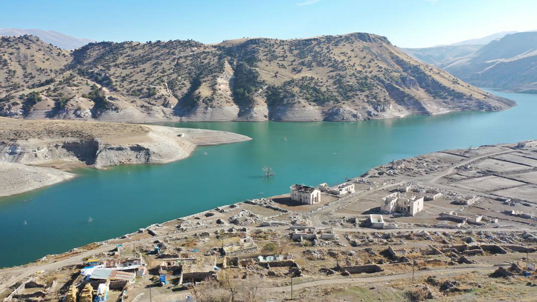 Baraj çekildi, tarihi yapılar gün yüzüne çıktı 1