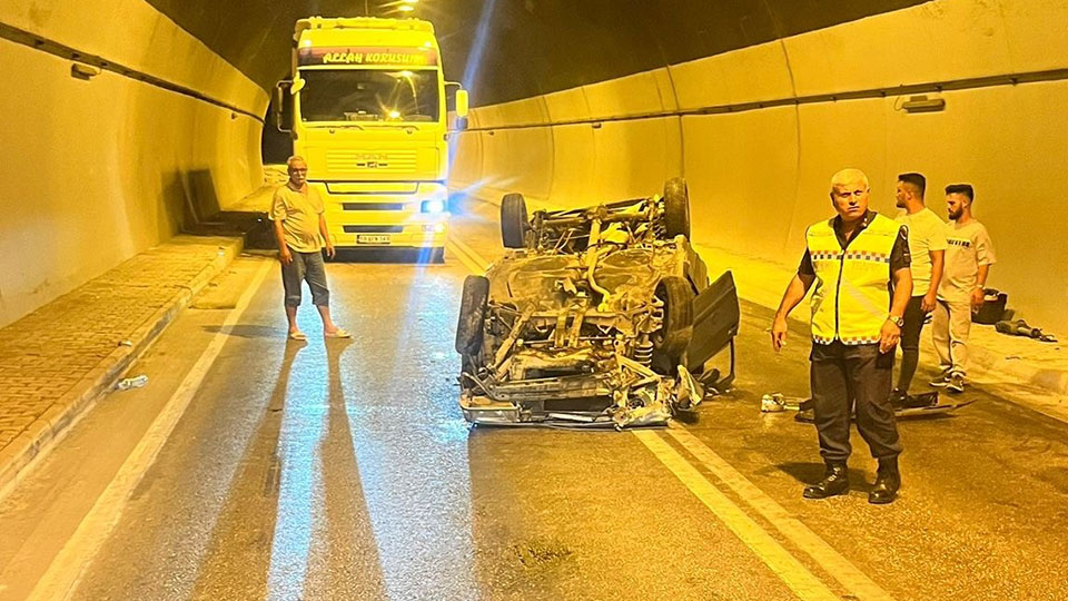 Tünel içinde otomobil takla attı: Çok sayıda yaralı var