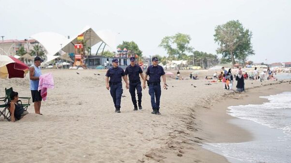 Yasağa rağmen denize giren 30 kişiye para cezası