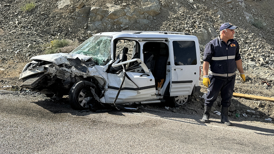 Hakkari'de trafik kazası: 15 yaralı