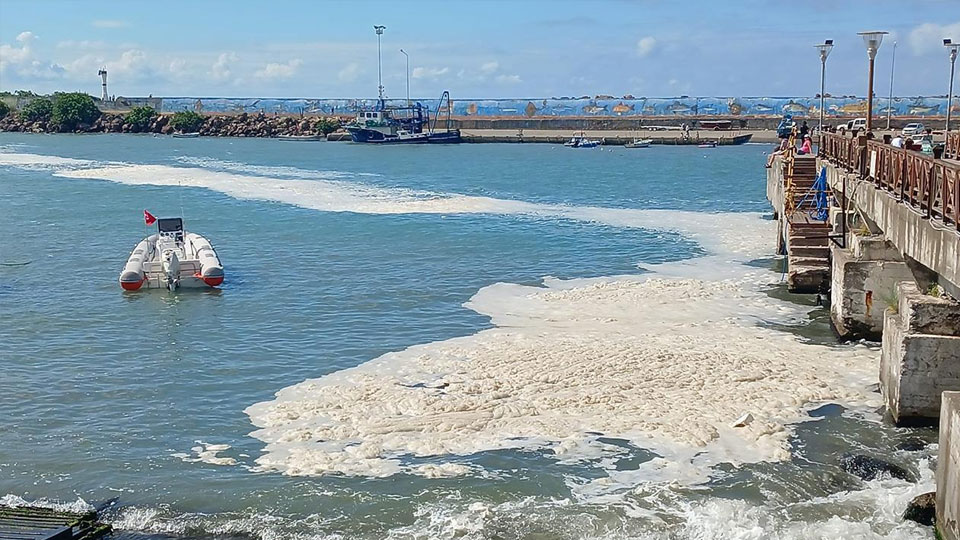 Deniz üzerinde korkutan köpükler oluştu! Valilik açıklama yaptı