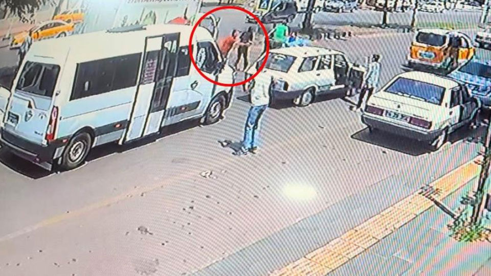 Husumetli olduğu akrabasını trafikte gördü kurşun yağdırdı! O anlar saniye saniye kaydedildi