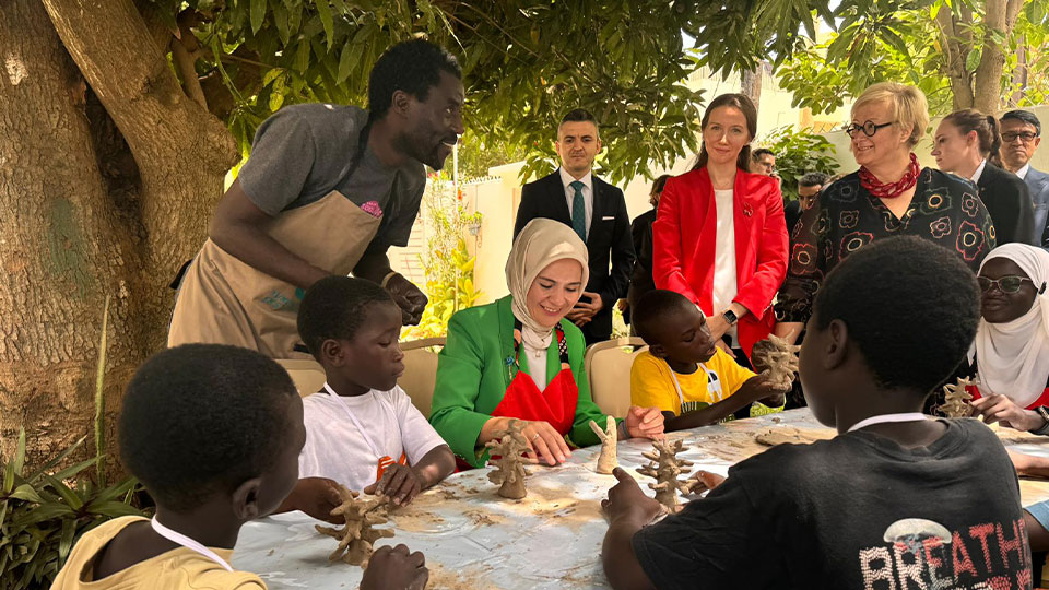 Bakan Göktaş, Senegalli yetim çocuklarla kilden "baobab ağacı" heykeli yaptı