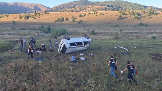 Erzincan'da minibüs devrildi: Ölü ve yaralılar var