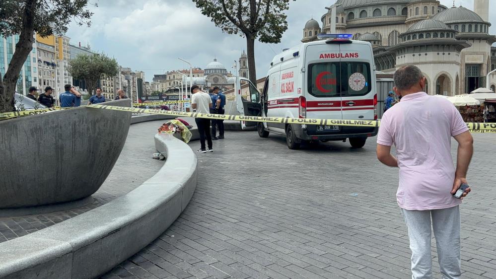 Taksim Meydanı’nda şüpheli ölüm: Yattığı banktan kalkamadı