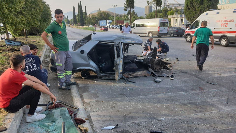 Freni patlayan otomobil parçalara bölündü: 5 yaralı