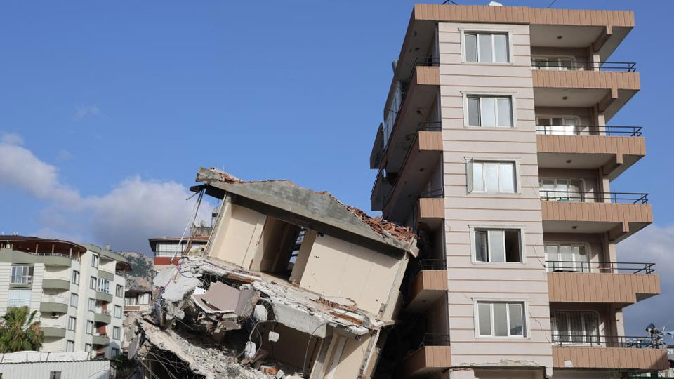 Yıkımı gerçekleştirilen 6 katlı bina yandaki az hasarlı binanın üzerine devrildi