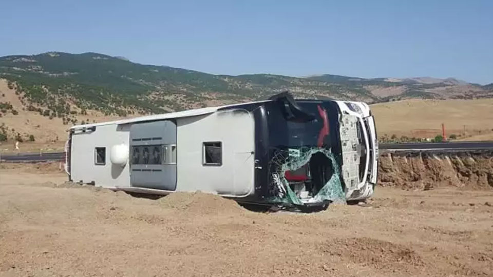 Yolcu otobüsü devrildi: Çok sayıda yaralı var