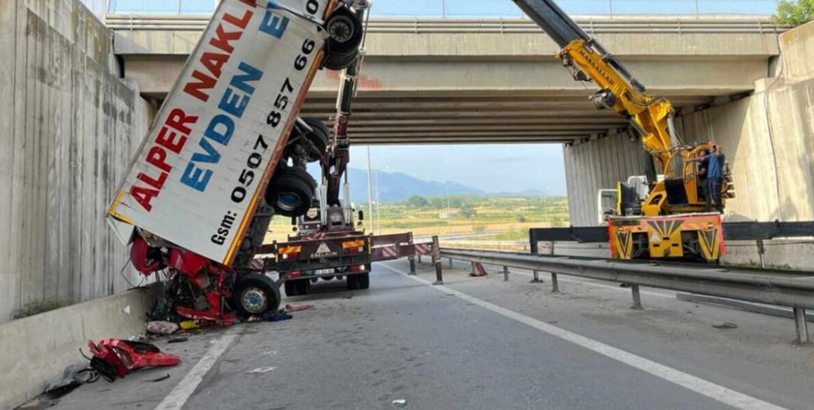 Kamyon köprüden aşağı uçtu!