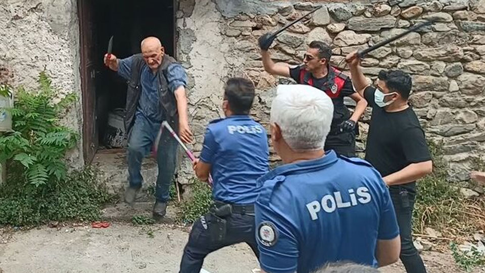 Çöp evini temizlemeye gelen ekibe güçlük çıkardı, polisi bıçakladı