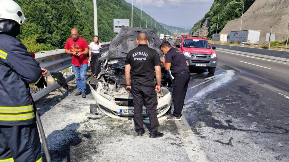 Anadolu Otoyolu'nda otomobil yandı