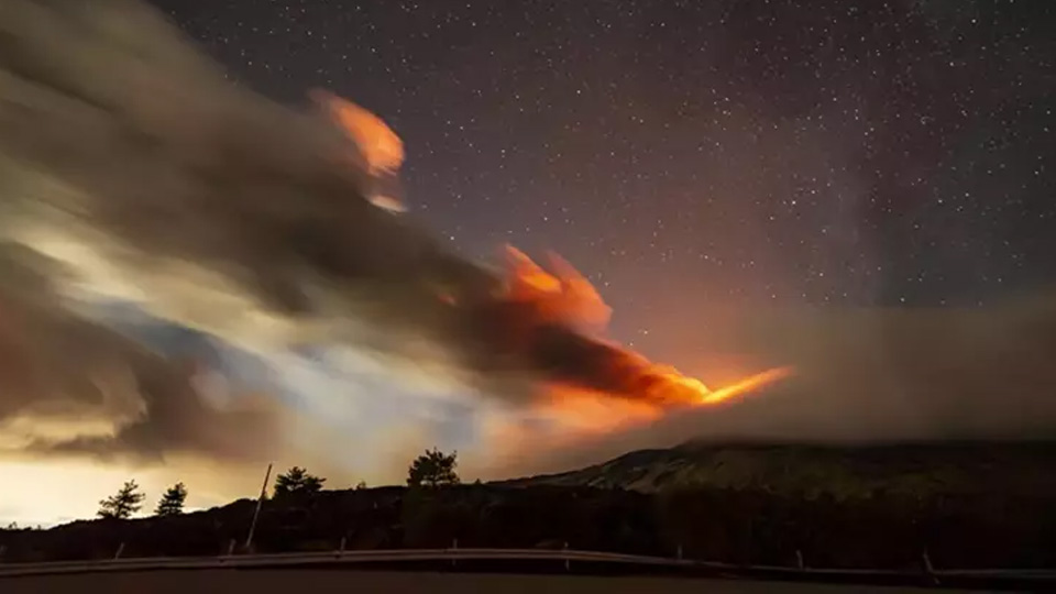 İtalya'da alarm: Etna Yanardağı lav ve kül püskürtüyor