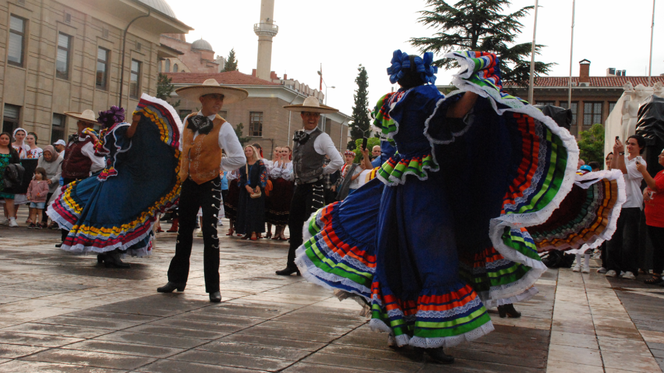 Eskişehir'de Uluslararası Nasrettin Hoca Festivali'nde 6 ülkenin dansçıları büyüledi