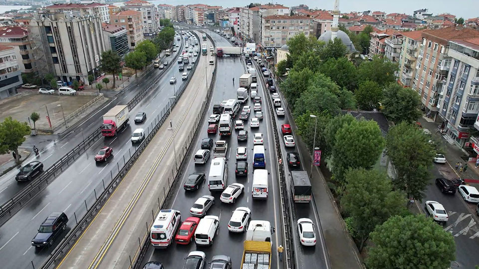 Avcılar’da tır yoldan çıktı: E5 Karayolu trafiğe kapatıldı