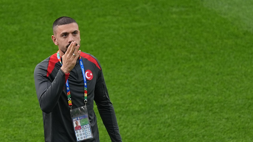 Merih Demiral, Hollanda maçı öncesinde sahaya çıkarak taraftarı selamladı