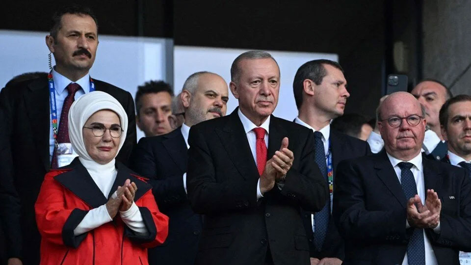 Cumhurbaşkanı Erdoğan, Hollanda-Türkiye maçını tribünden izledi