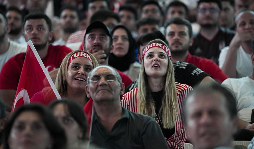 Türkiye- Hollanda maçı dev ekranlardan izlendi