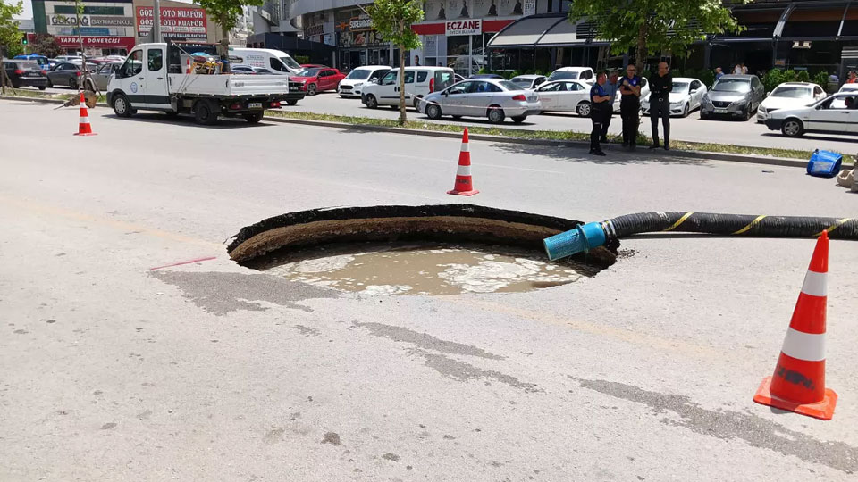 Ankara'nın göbeğinde çöken yol sebebiyle 10 metrelik çukur oluştu