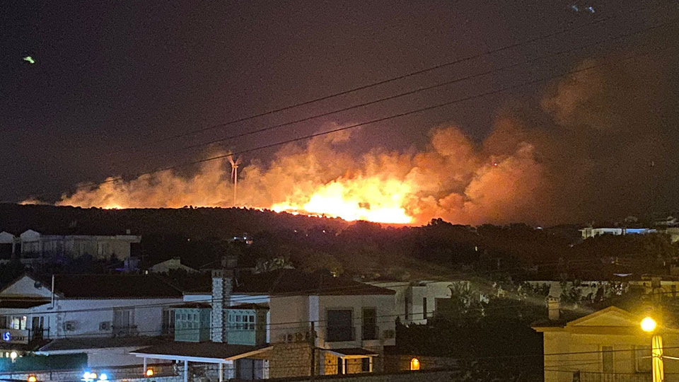 Çeşme'de makilik alan alevlere teslim oldu! Yangın hızla büyüdü