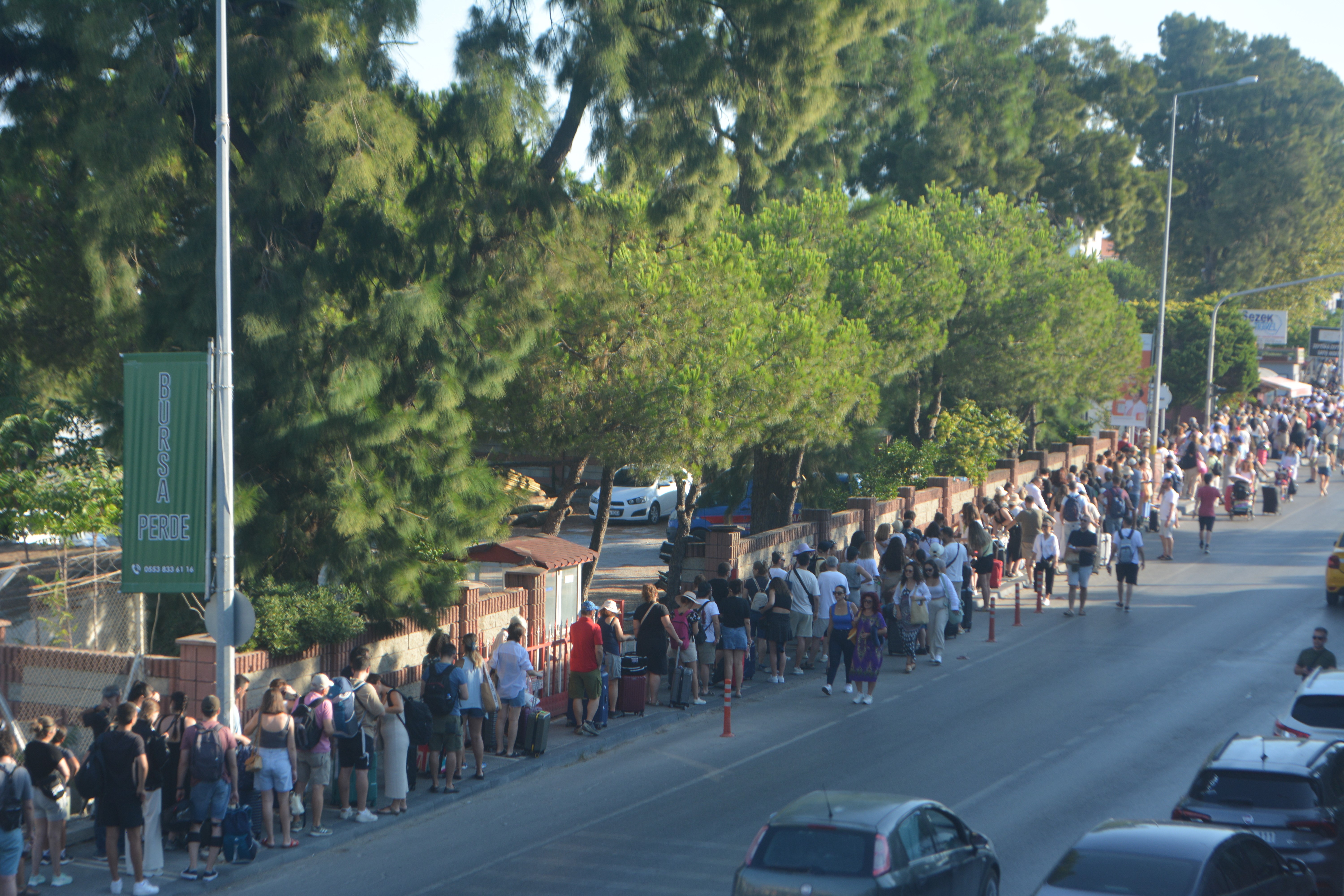 Komşu 'ucuz' diye kapısında kuyruk oldular! Midilli'ye 15 Temmuz akını başladı