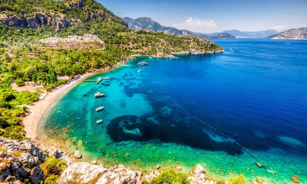 İngilizler vazgeçemiyor! Koylarıyla ünlü 'Yeryüzü Cenneti'nde turizmcilerin yüzü gülüyor