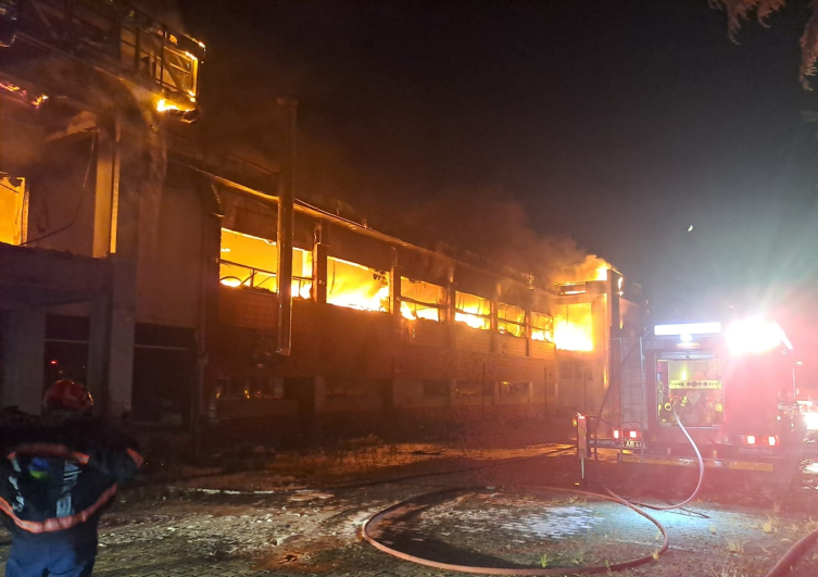 Sakarya'da fabrika alevlere teslim: Ekipler müdahale ediyor