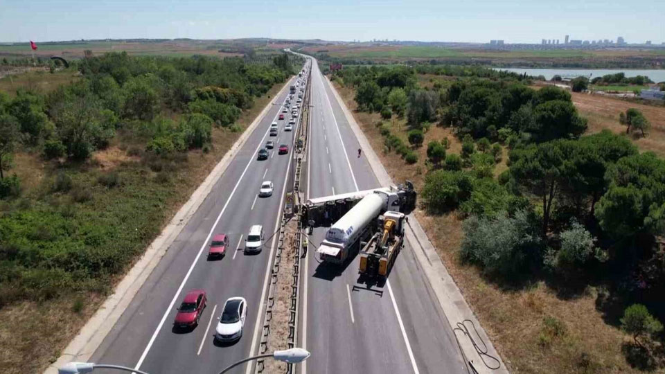 Çatalca'da faciadan dönüldü: TEM Otoyolu İstanbul yönü trafiğe kapatıldı