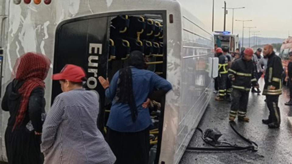 Tarım işçilerini taşıyan midibüs devrildi: 12 yaralı