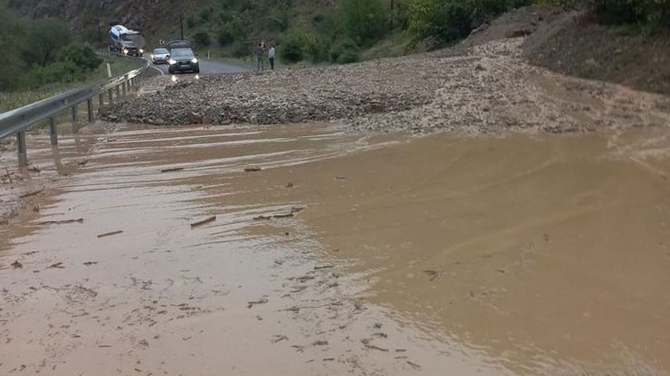 Şiddetli yağış hayatı felç etti! Sel ve heyelanlar bölgeyi esir aldı