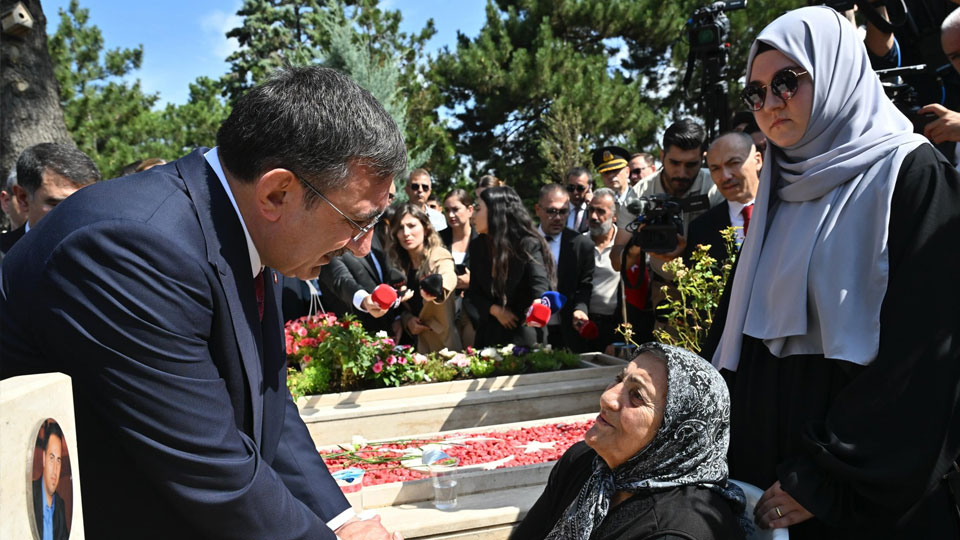 Cumhurbaşkanı Yardımcısı Yılmaz, 15 Temmuz Şehitliği'ni ziyaret etti